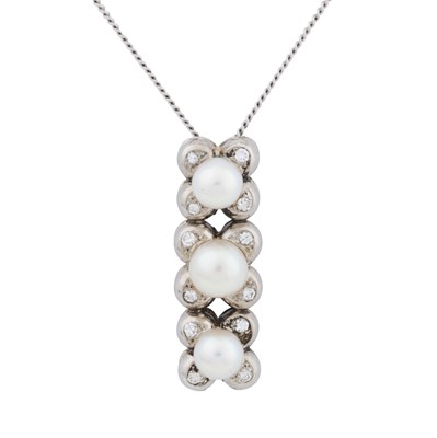 Lot 262 - A pearl and diamond pendant necklace