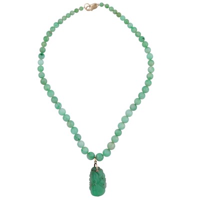 Lot 59 - A jadeite pendant necklace