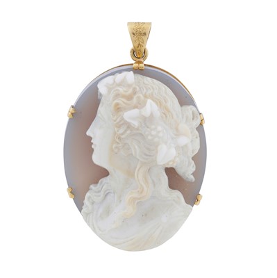 Lot 136 - A hardstone cameo pendant