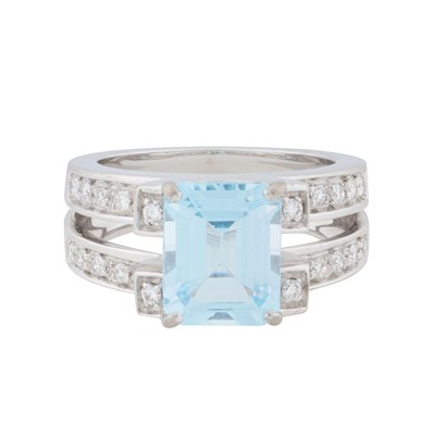 Lot 68 - A topaz and diamond dress ring