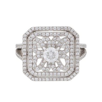 Lot 285 - A diamond flower ring