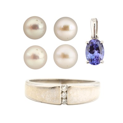 Lot 300 - A collection of jewellery