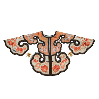 Lot 209 - A Chinese embroidered silk 'floral' collar, Qing dynasty, 19th century