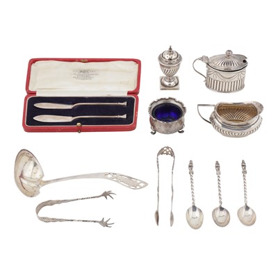 Lot 708 - A mixed group of sterling silver