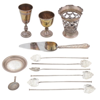 Lot 725 - A mixed group of sterling silver