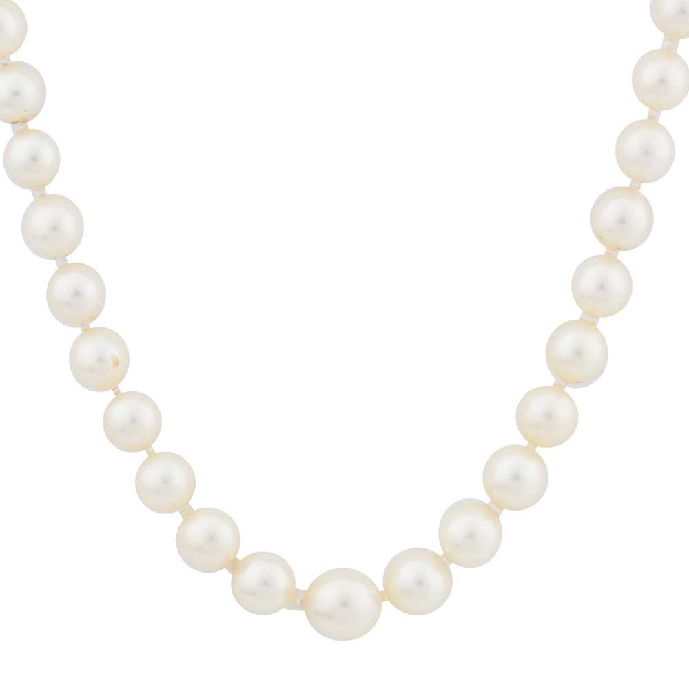 Lot 83 - A single strand pearl necklace