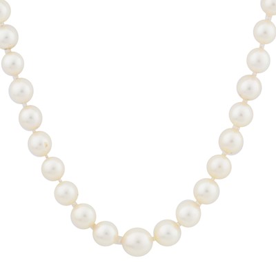 Lot 83 - A single strand pearl necklace