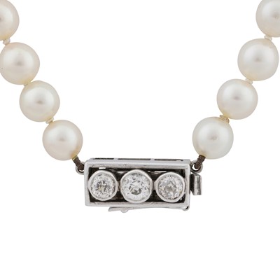 Lot 83 - A single strand pearl necklace