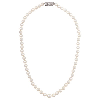 Lot 83 - A single strand pearl necklace