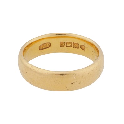 Lot 445 - A band ring
