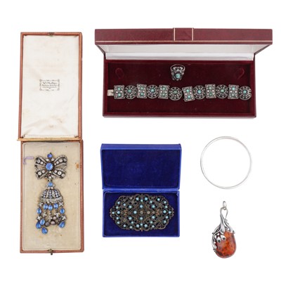 Lot 339 - A collection of jewellery