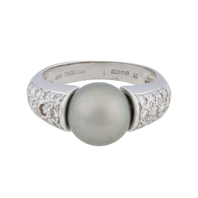 Lot 87 - Boodles Ι A cultured pearl and diamond ring, circa 1998