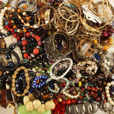 Lot 482 - A collection of silver and costume jewellery