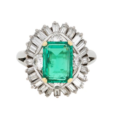 Lot 315 - An emerald and diamond ballerina ring, circa 1950s