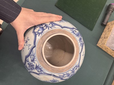 Lot 93 - A large Chinese blue and white jar, early 20th century