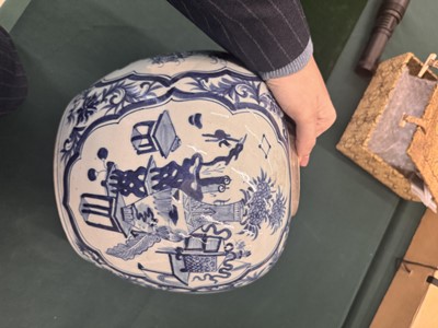 Lot 93 - A large Chinese blue and white jar, early 20th century