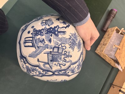 Lot 93 - A large Chinese blue and white jar, early 20th century
