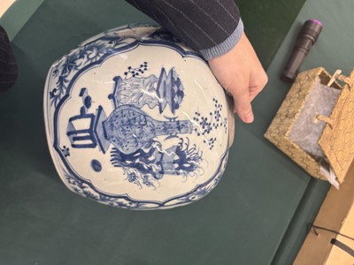 Lot 93 - A large Chinese blue and white jar, early 20th century