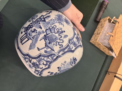 Lot 93 - A large Chinese blue and white jar, early 20th century