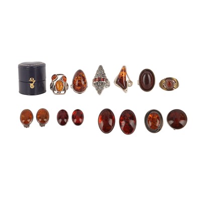 Lot 79 - A collection of amber jewellery
