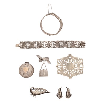 Lot 244 - A collection of jewellery