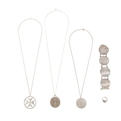 Lot 273 - A collection of jewellery