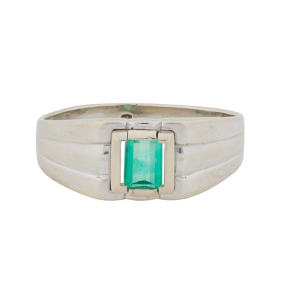 Lot 321 - An emerald single stone ring