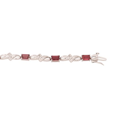 Lot 314 - A garnet and diamond bracelet