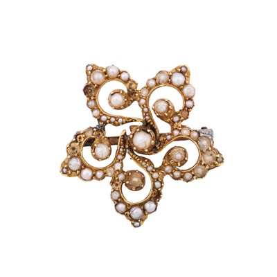 Lot 30 - A seed pearl brooch