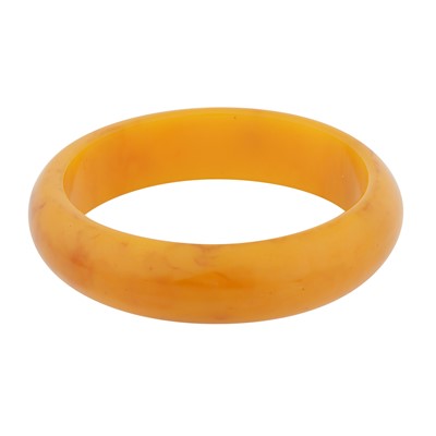 Lot 388 - A bakelite bangle