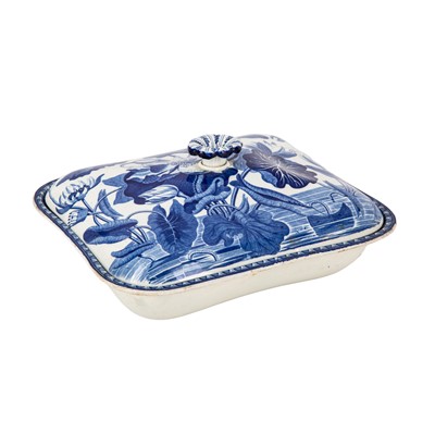Lot 318 - A Wedgwood pearlware Water Lily pattern blue & white tureen, circa 1810-20