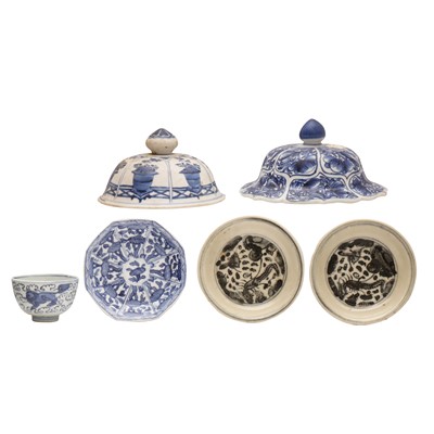 Lot 271 - A group of Chinese ceramics, Ming dynasty - 18th century