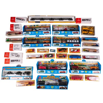 Lot 76 - A large mixed group of assorted N Gauge vehicles etc.