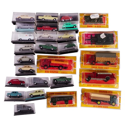Lot 76 - A large mixed group of assorted N Gauge vehicles etc.