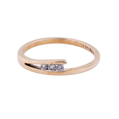 Lot 377 - A three-stone diamond ring