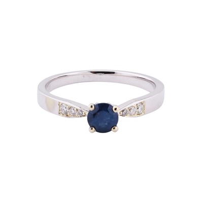 Lot 17 - A sapphire and diamond ring