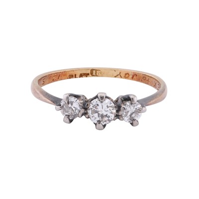 Lot 357 - A three-stone diamond ring