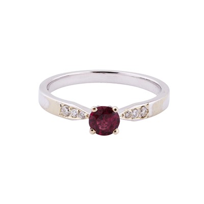 Lot 312 - A ruby and diamond ring