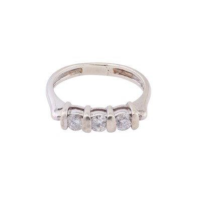 Lot 288 - A three-stone diamond ring