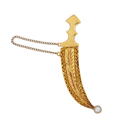 Lot 215 - A dagger brooch