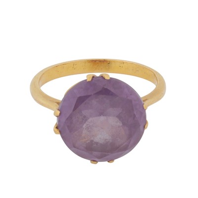 Lot 99 - A synthetic purple sapphire single stone ring