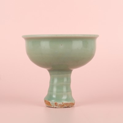 Lot 28 - A Chinese Longquan celadon stem cup / bowl, Yuan - Early Ming dynasty