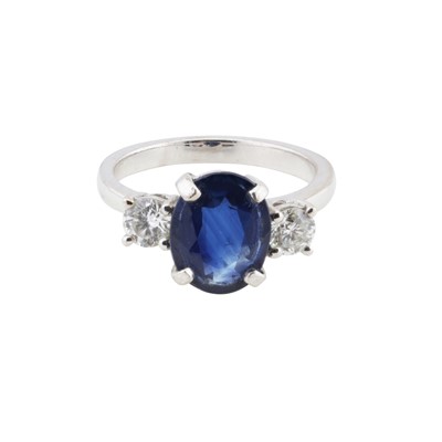 Lot 307 - A sapphire and diamond three-stone ring