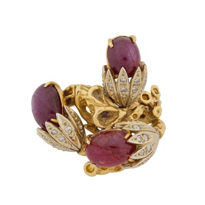 Lot 128 - A star ruby and diamond ring