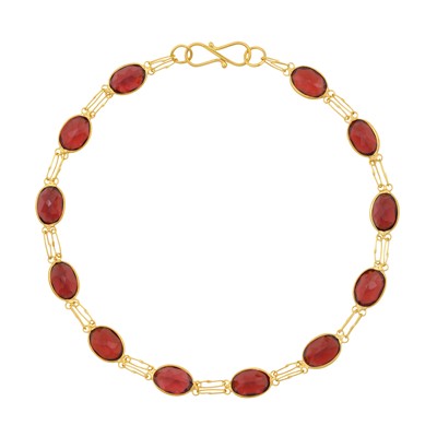 Lot 101 - A garnet bracelet