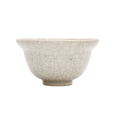Lot 112 - A Chinese Ge-type crackle-glazed bowl, 20th century
