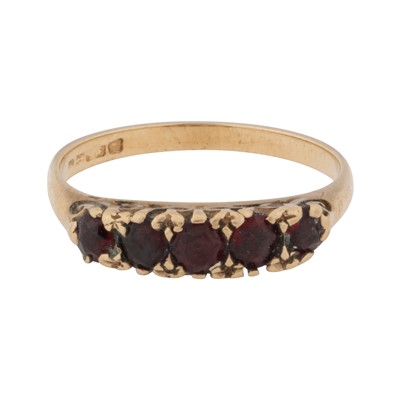Lot 43 - A garnet five stone ring