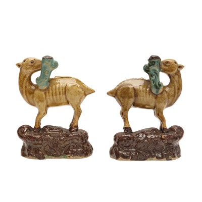 Lot 55 - A pair of Chinese sancai-glazed 'deer and lingzhi' figures, Qing dynasty, 19th century