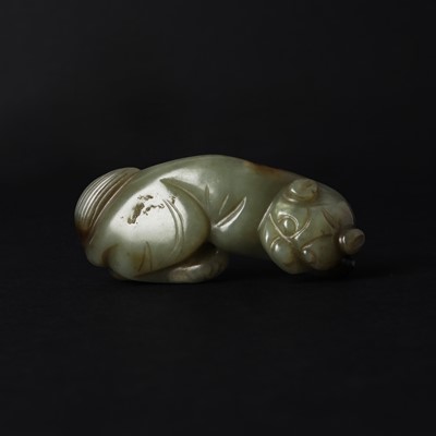 Lot 124 - A Chinese green and russet jade carving of a cat, Qing dynasty, 19th century