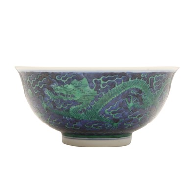 Lot 105 - A Chinese green-enamelled blue-ground 'dragon' bowl, late Qing dynasty
